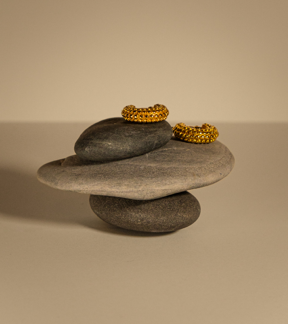 Photographie de la collection de bijoux du projet Ezima Jewelry, une marque de bijoux éthique.