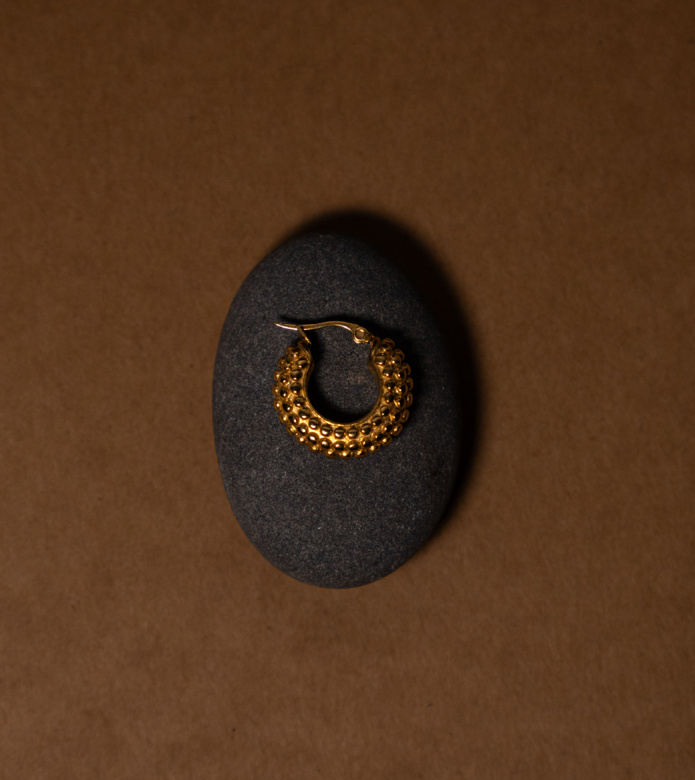 Photographie de la collection de bijoux du projet Ezima Jewelry, une marque de bijoux éthique.