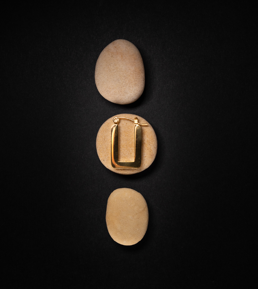 Photographie de la collection de bijoux du projet Ezima Jewelry, une marque de bijoux éthique.