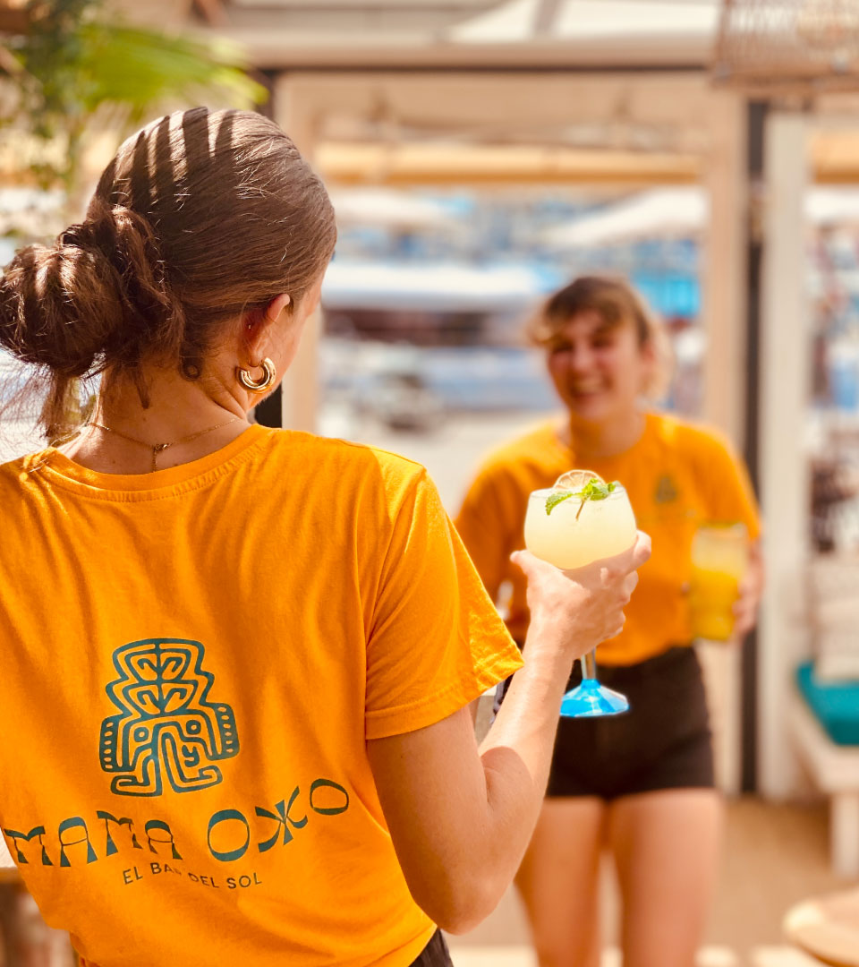 Photographie des t-shirts du projet Mama Oko, un bar à cocktails et tapas situé à La Grande-Motte.