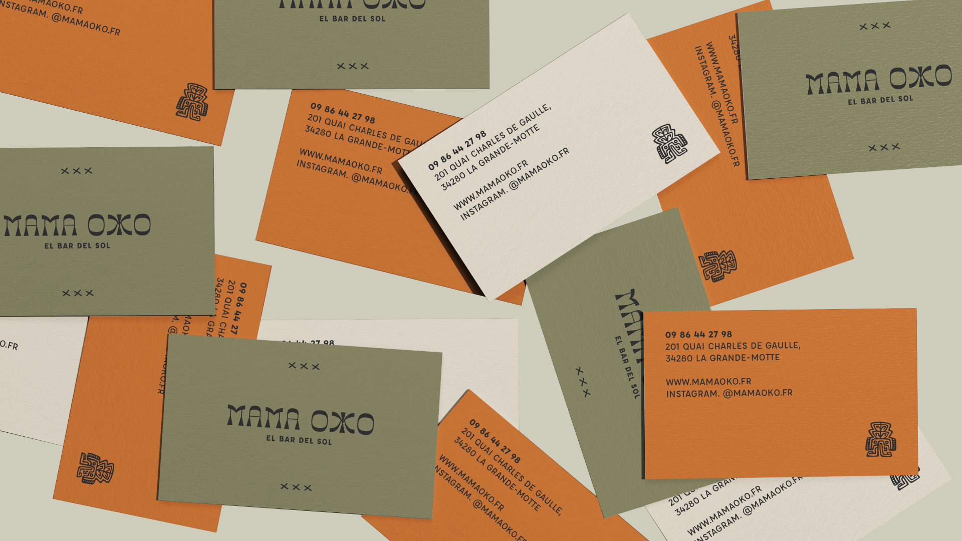 Cartes de visite du projet Mama Oko, un bar à cocktails et tapas situé à La Grande-Motte.