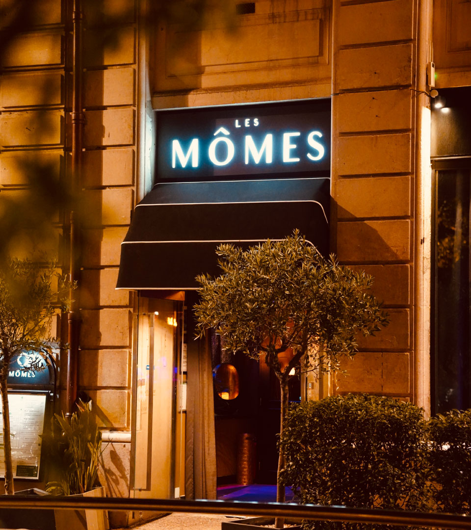 Photographie de l'entrée du restaurant du projet Les Mômes, un restaurant et bar festif situé à Montpellier.
