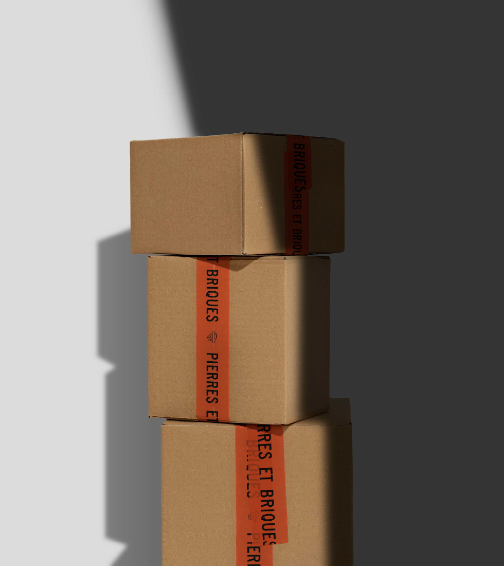 Packaging carton d'envoi de colis du projet Pierres et Briques, une entreprise de vente de matériaux de caractère.