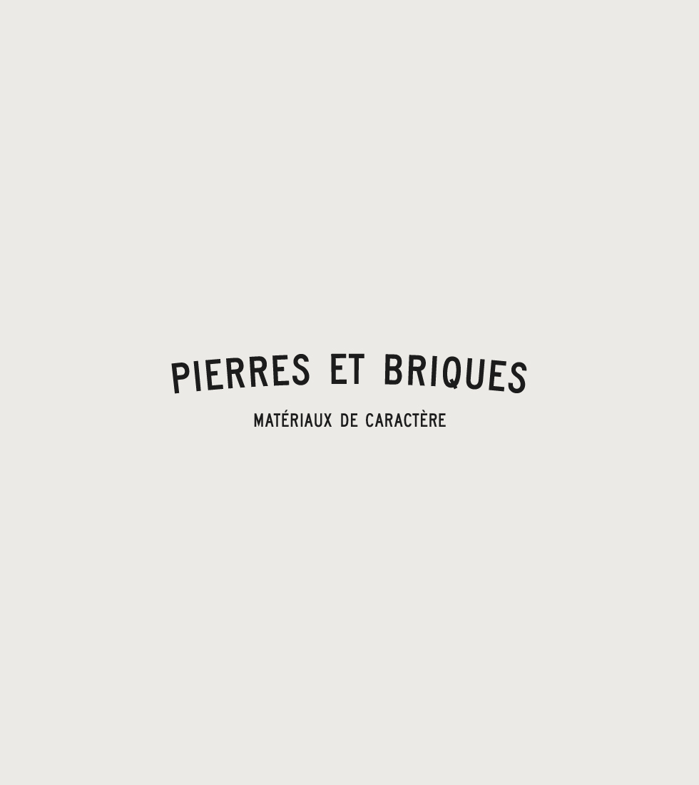 Logotype et sa baseline "Matériaux de caractère" du projet Pierres et Briques.